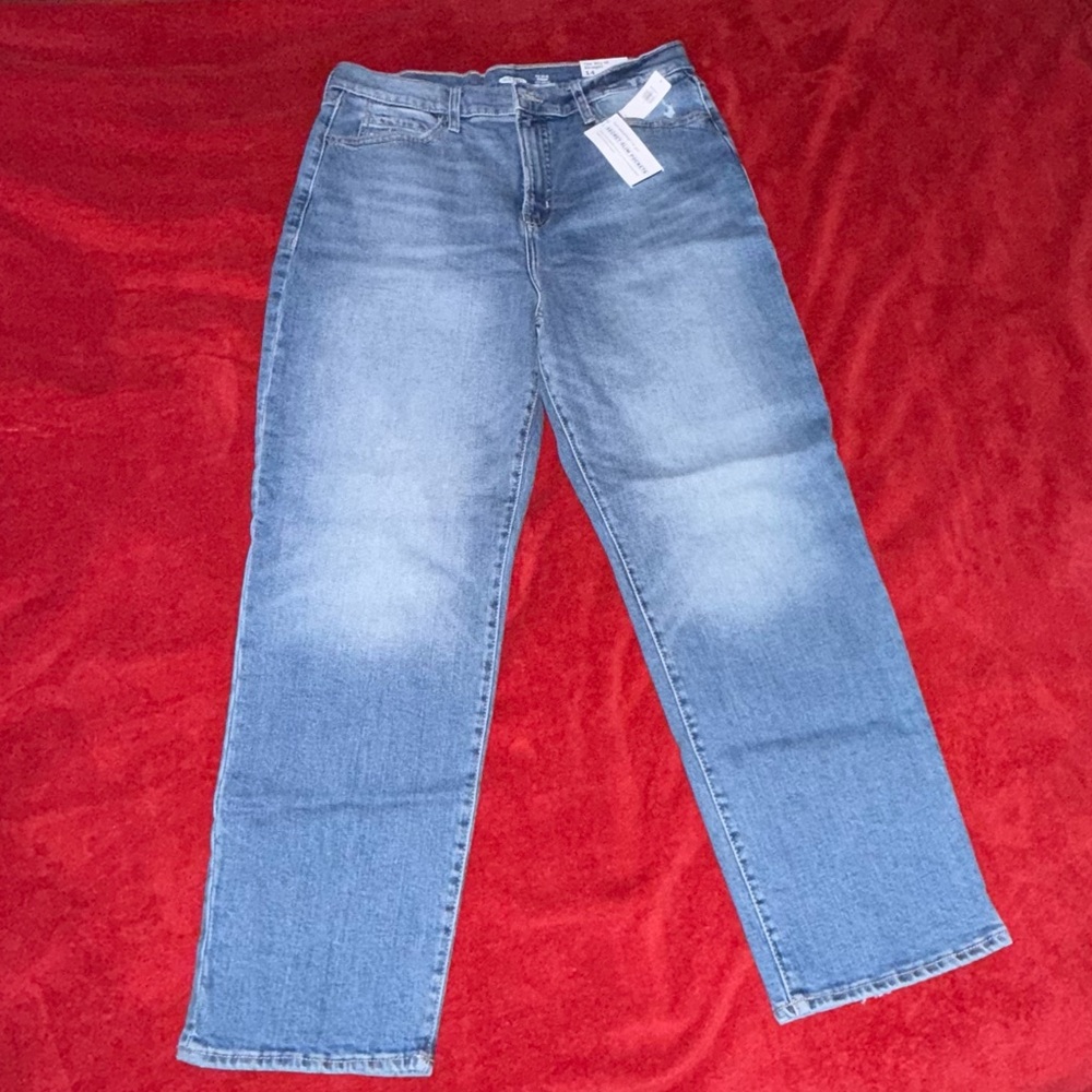 Old Navy Women’s Sky-Hi Straight Leg Denim Jeans
Secret slim pockets 
Size: 14